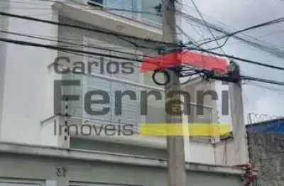 Casa em condomínio fechado com 2 dormitórios, quintal, 01 vaga de garagem