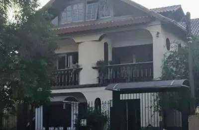 Casa igara, parte de cima com pátio churrasqueira e mais dois quartos com banheiro e cozinha separados, no terreno. no bairro calmo  - igara