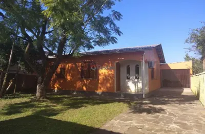 Casa residencial e loja comercial na frente, separadas por um amplo terreno.