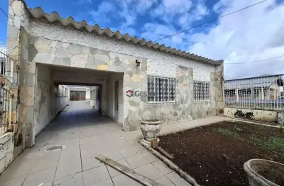 Casa térrea com 03 dormitórios e edícula nos fundos bairro harmonia