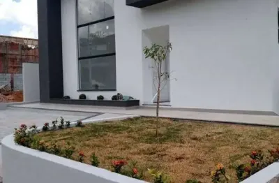 Casa térrea, com área gourmet e piscina, em condomínio fechado