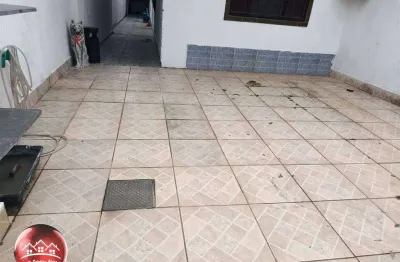 Na zona 01 da praia grande - ao lado da avenida kennedy - casa geminada com 2 dormitórios e garagem.