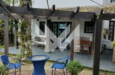 Sobrado com 75 m² à venda em condomínio na praia de boiçucanga