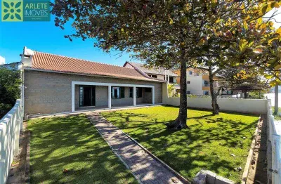 Casa com 3 quartos para alugar na Avenida Senador Atílio Fontana, 1168, Balneário Perequê, Porto Belo