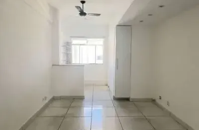 Sala com 29 m2 no centro da cidade, prédio com elevador e portaria.