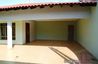 Casa com 3 quartos à venda na Rua Chile, 258, Centro, Cambé