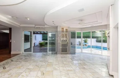 Casa em condomínio de alto padrão com 6 dormitórios e piscina privativa no seminário