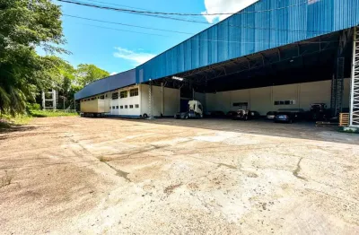 Galpão comercial  de 6.400m² com escritório e vagas de garagens para caminhões no coroado