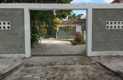 Casa na praia de tamandaré, campas, com três quartos, próximo a praia, com um jardim grande.