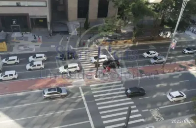 Sala comercial repleta de armários localizada na charmosa avenida paulista.