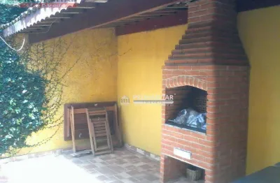 Vendo ótimo sobrado com 03 dormitórios, sala, cozinha, banheiro, quintal e 2 vagas de garagem, todos eles com armários embutidos ampla sala, cozinha
