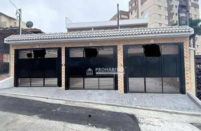 Vendo ótimo sobrado com 3 dormitórios, sendo 1 suíte, com lavabo, 2 vagas de garagem e churrasqueira, com 100m² de área construída e 85m² metros