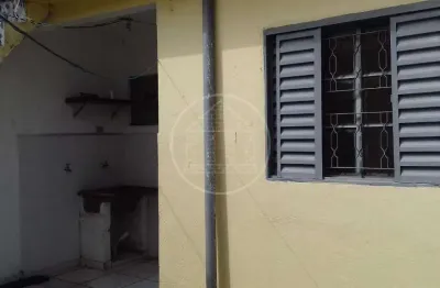 Vendo ótima casa na região do Jardim Cliper com 2 quartos, sala, cozinha, banheiro, 1 vaga de garag