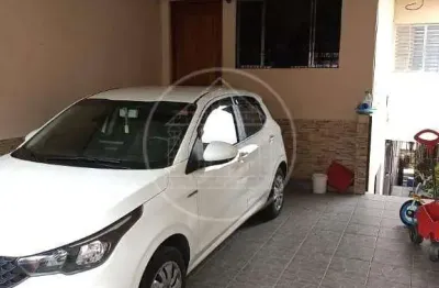 Vendo excelente imóvel com duas casas uma embaixo e outra em cima com 4 dormitórios, sala cozinha e