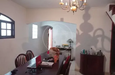 Sobrado com 3 Dormitórios e Suíte, Área de Churrasco e Localização Privilegiada