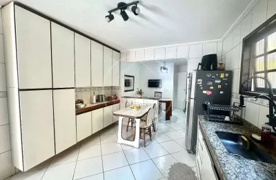 Sobrado Reformado com Cozinha Planejada e Quintal no Parque das Árvores