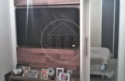 Vendo ótima Casa térrea com 02 dormitórios com armários planejados, 01 banheiro com box e gabinete,