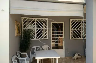 Vendo ótima casa térrea na cidade de Sorocaba de 02 dormitório sendo 1 suíte, 1 banheiro, com garag