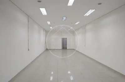 Alugo excelente salão comercial de 125 m² de área total com excelente localização no centro da Vila