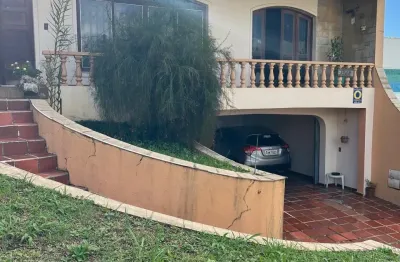Localização perfeita p sua empresa, clínica ou lar. quintal lindo e edícula com churrasqueira, banheiro e quarto.