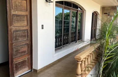 Localização perfeita p sua empresa, clínica ou lar. quintal lindo e edícula com churrasqueira, banheiro e quarto.