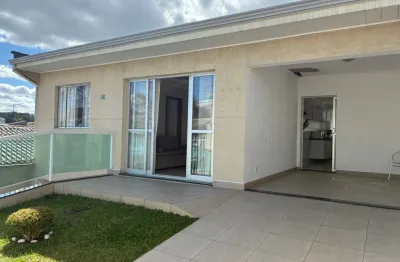 Linda casa averbada para 2 famílias.  excelente para morar e investir!