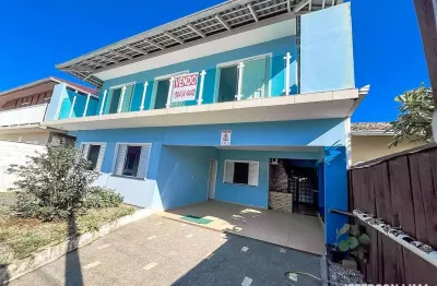 Oportunidade imperdível! Casa espaçosa com 5 quartos, terreno de 324m², a poucos metros da praia da Itajuba.