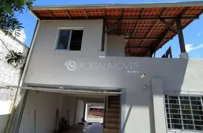 Casa ampla com suíte e churrasqueira em meia praia: ideal para morar ou investir