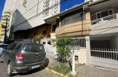 Casa aconchegante em meia praia: 03 quartos, mobiliada, com churrasqueira