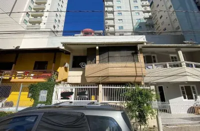 Casa aconchegante em meia praia: 03 quartos, mobiliada, com churrasqueira