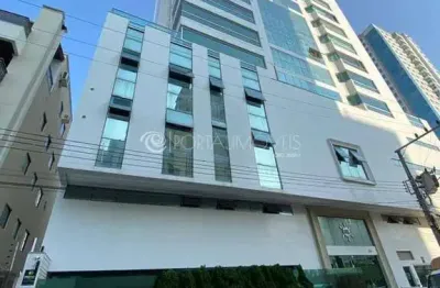 Apartamento quadra mar 04 suítes mobiliado em meia praia itapema sc