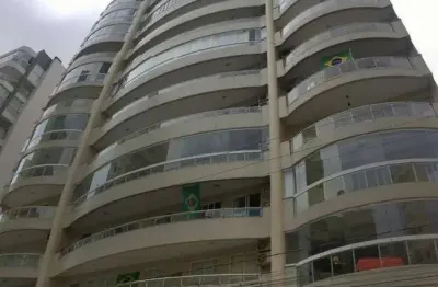 Com 2 vagas - 3 dormitórios sendo 1 suíte à 120 m do mar