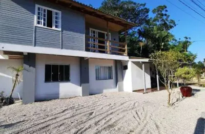 Residência charmosa em itapema-sc: casa de 200m² com 4 suítes, área verde e varandas