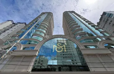 Exclusividade e conforto: amplo apartamento de 129m² com 3 suítes e 2 vagas em meia praia!