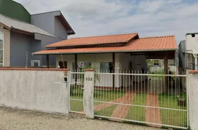 Casa com ampla área externa e garagem coberta no alto perequê – porto belo