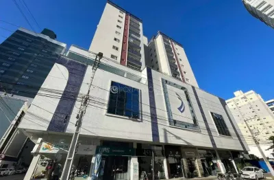 Conforto e lazer completo em meia praia: 2 dormitórios, sacada com churrasqueira e vaga dupla