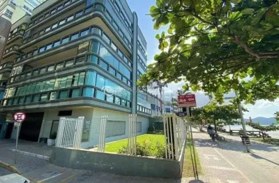 Apartamento frente mar em meia praia: 3 dormitórios com vista lateral e sacada gourmet