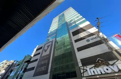 Elegância e conforto na meia-praia: apartamento de luxo com 3 suítes e vista privilegiada