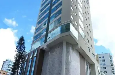 Luxo no palácio central: ampla sacada com vista lateral mar e área de lazer completa