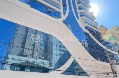 Apartamento de alto padrão com 4 suítes e 970m² de lazer a 350m do mar