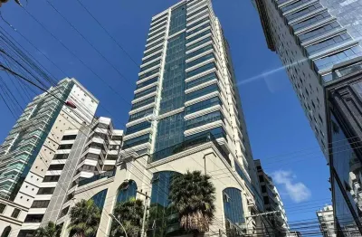 Luxo e exclusividade em meia praia – 4 suítes finamente mobiliadas com 3 vagas