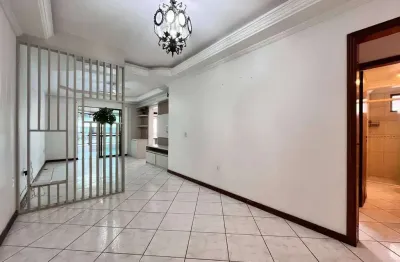 Amplo apto com 3 dorms e sacada com churrasqueira – 130m² a 300m do mar em meia praia