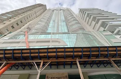 Amplo apartamento mobiliado com 4 dormitórios a 250m do mar – meia praia