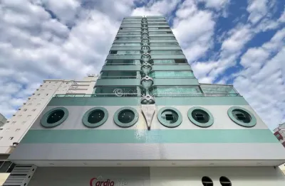 Amplo apto mobiliado a poucos metros do mar – 3 dorms e sacada gourmet no boulevard beach