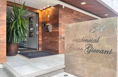 Apartamento com 2 dormitórios e sacada com churrasqueira em meia praia