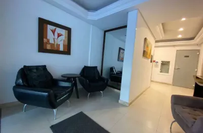 Oportunidade em itapema: 3 dorms, 1 suíte e garagem na meia praia
