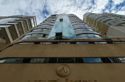 Aconchego e sofisticação com terraço privativo – 2 quartos em meia praia