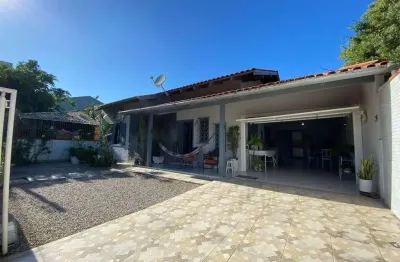 Casa térrea com churrasqueira e ótima localização – 100m² construídos em perequê