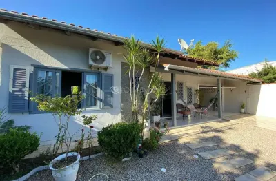 Casa térrea com churrasqueira e ótima localização – 100m² construídos em perequê