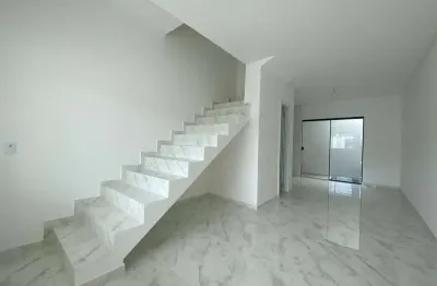 Oportunidade em itapema: sobrado com acabamento em gesso e porcelanato